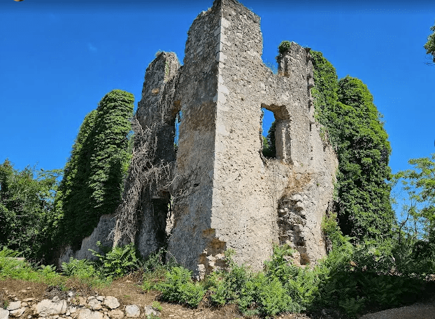 Burg „Salatić“ – Alte Ruinen image 1