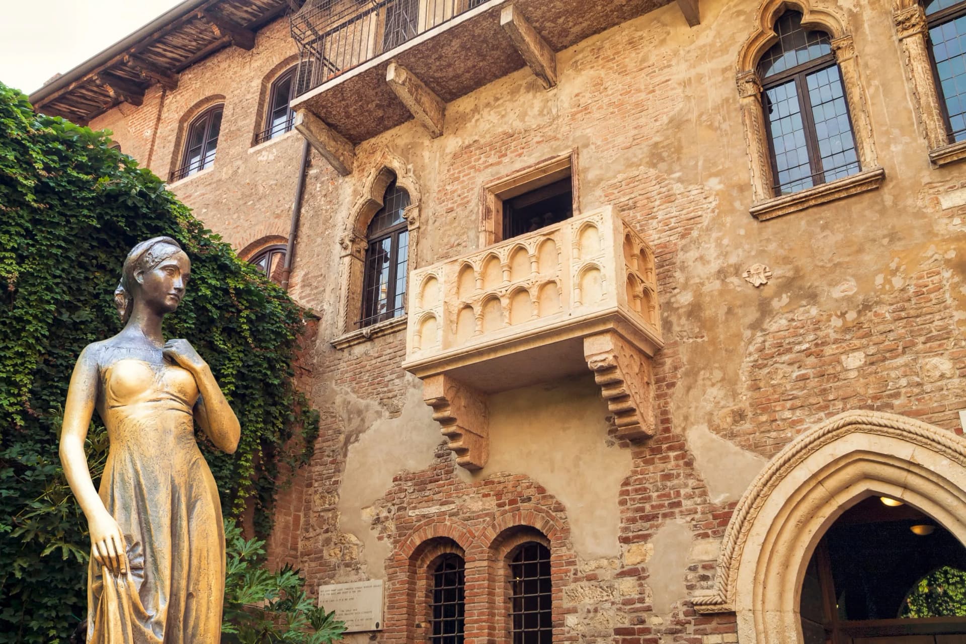 Bronze statue of Juliet and balcony by Juliet house, Verona, Italy.