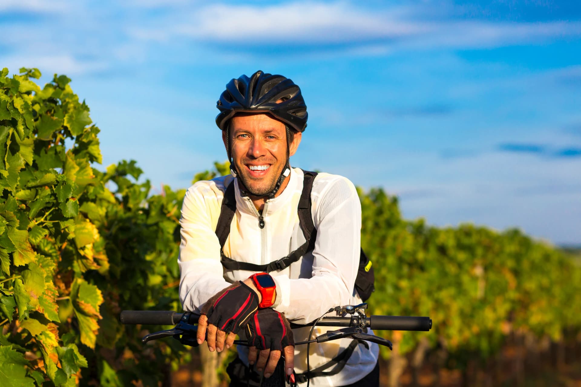 Kroatien, Istrien, Porec, Mountainbiker Portrait am Weinberg