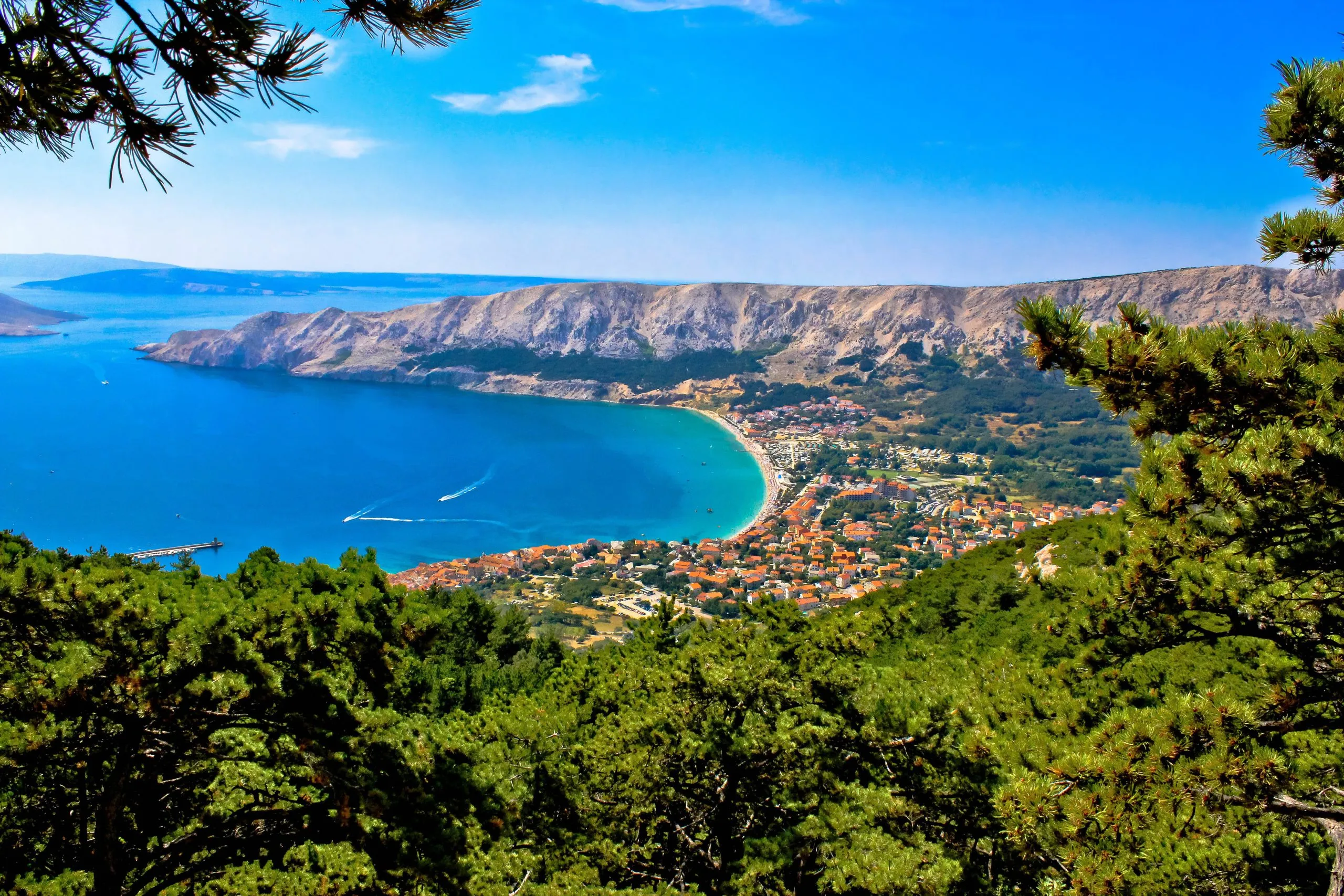 Adriatische stad Baska vanuit de lucht gezien