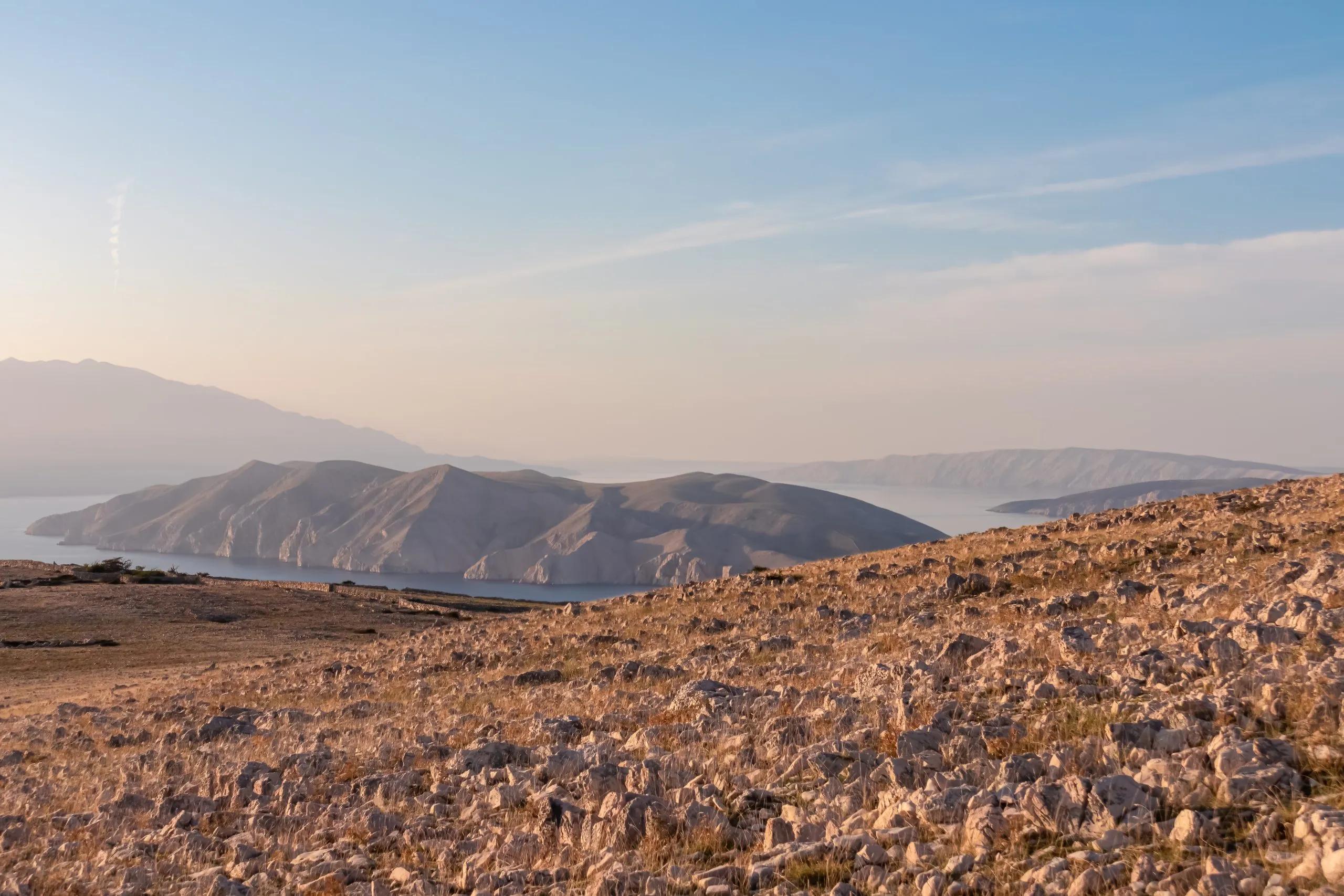 Luchtfoto van maanplateau gezien vanaf bergtop Hlam in Baska, eiland Krk, Primorje-Gorski Kotar, Kroatië, Europa. Idyllisch wandelpad langs de kust over kaal karstlandschap. Kustlijn Kvarner Baai