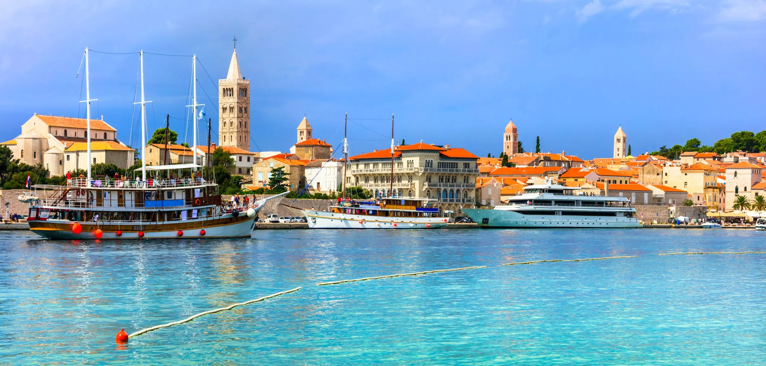 Prachtig eiland Rab in Kroatië. Uitzicht op oude stad en zee