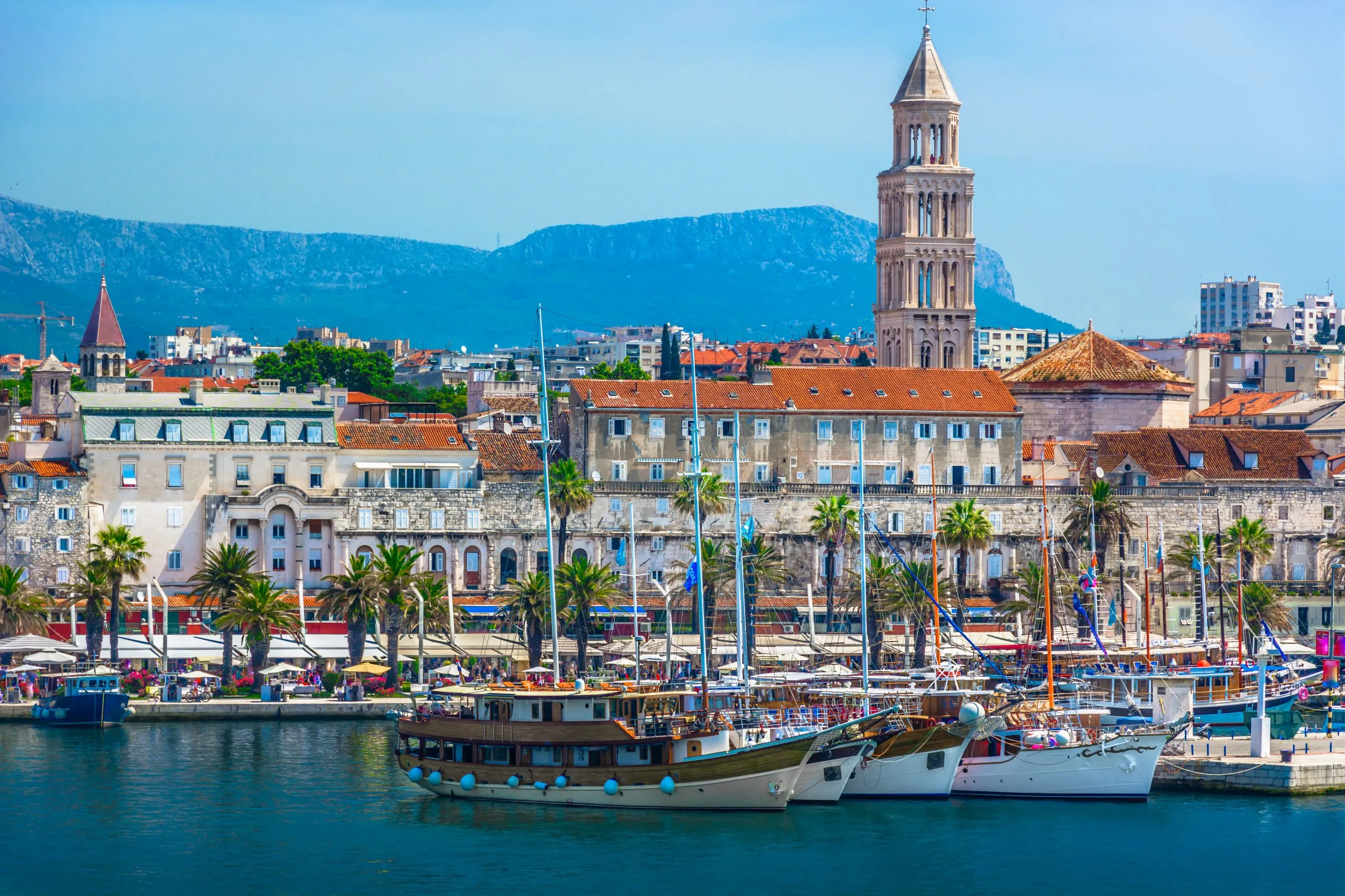 Split Kroatië uitzicht op de kust. / Uitzicht op de kust bij het oude stadscentrum in Split stad, Diocletian Palace uitzicht vanaf de Adriatische Zee, Kroatië.