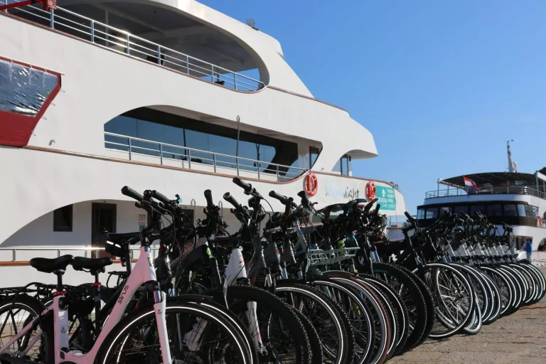 Begin van de boot- en fietstocht