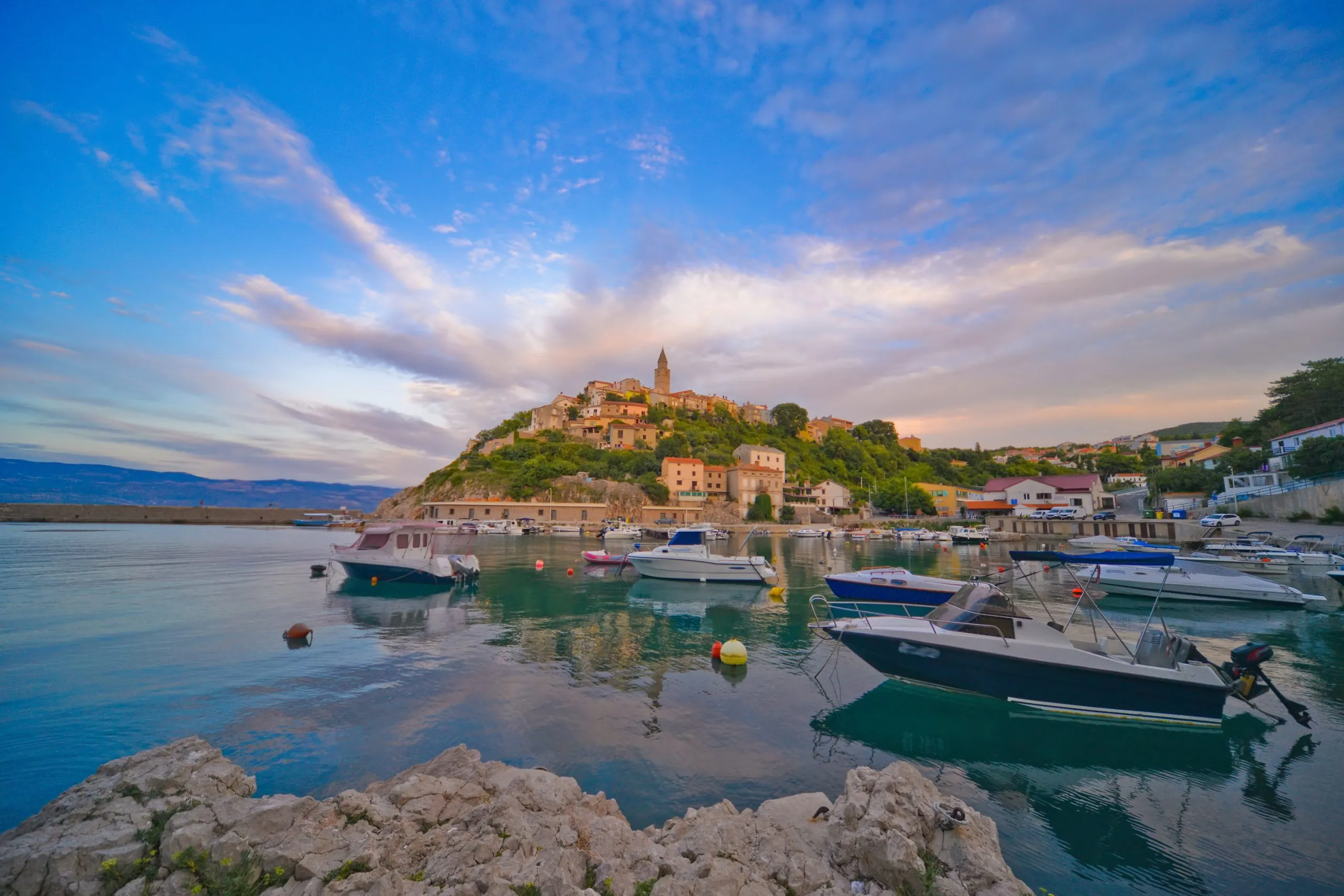 Dit is een uitzicht op de Kroatische stad Vrbnik. 4 september 2017. Vrbnik, Kroatië.