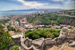 Uitzicht op Rijeka vanaf het kasteel Trsat